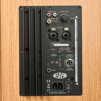 Vestlyd M8C Active oak amplifiers connections